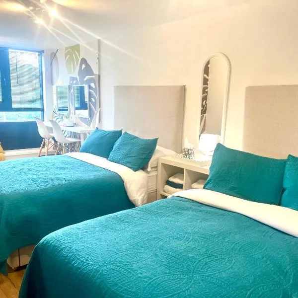 Stylish Spacious 3 bedroom City Centre Apartment Free secure Parking Sleeps up to 8, Hotel in Liverpool