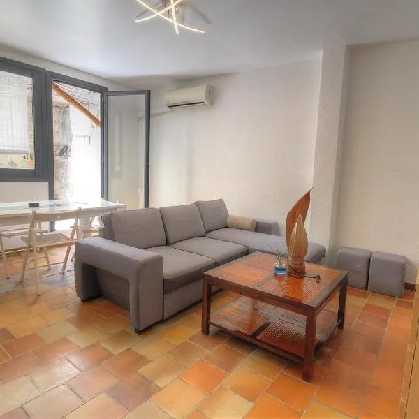Fabulous 1 bedroom in Antibes old city، فندق في أنتيب