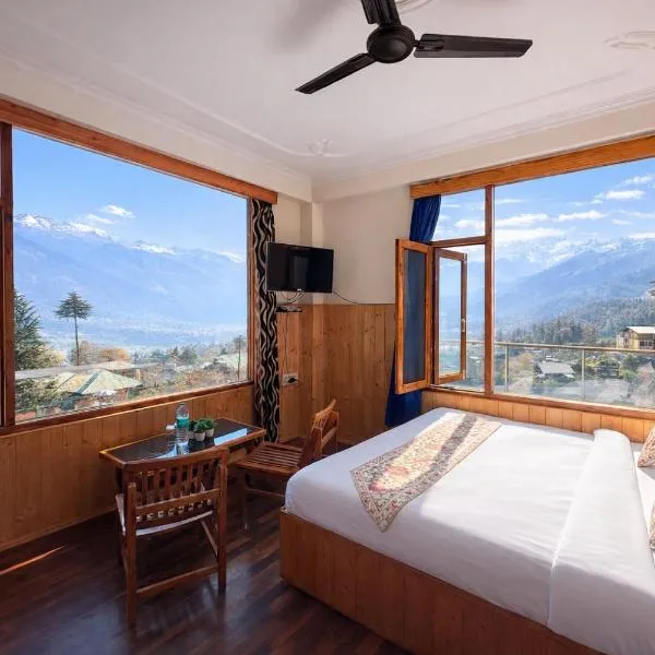 New Suraj Inn - Nestled near Hadimba Temple ! Rooftop Cafe ! Private Parking, hotel di Manali