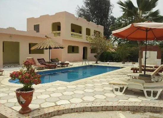 Chez carlo Oasis, hotel di Nianing