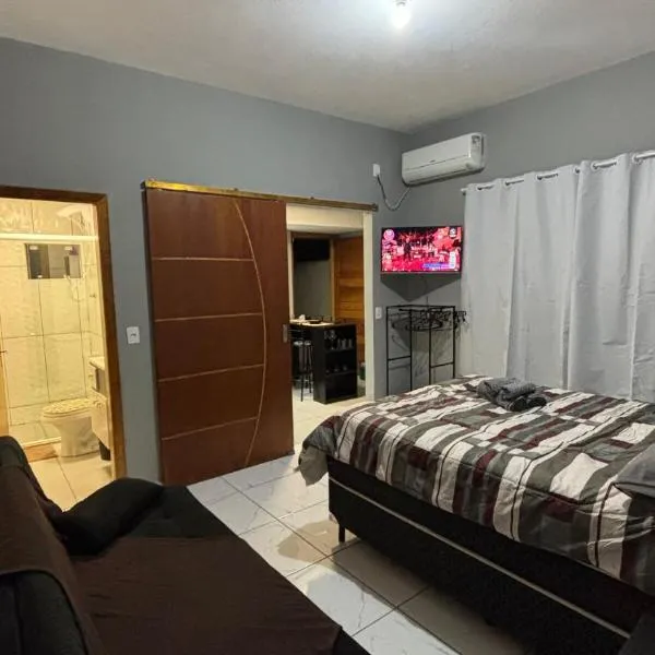 Private Studio with BBQ Grill, TV, AC, and Wi-Fi, хотел в Araquari