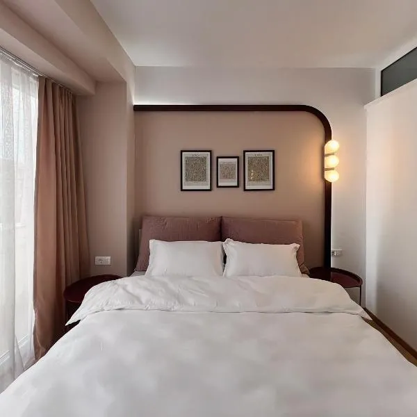 2001 Central Stay, hotel in Peje