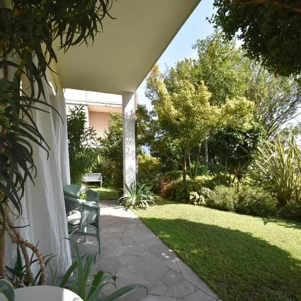 Chalet by Lake Maggiore with Garden Views, Hotel in Verbania