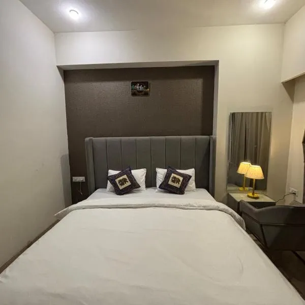 Sunset studios Shri Krishna heights, hotelli kohteessa Vrindavan