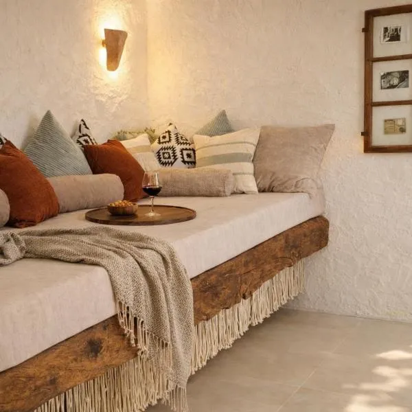 Charming garden apartment in a 1920s stone house, hótel í Kobarid