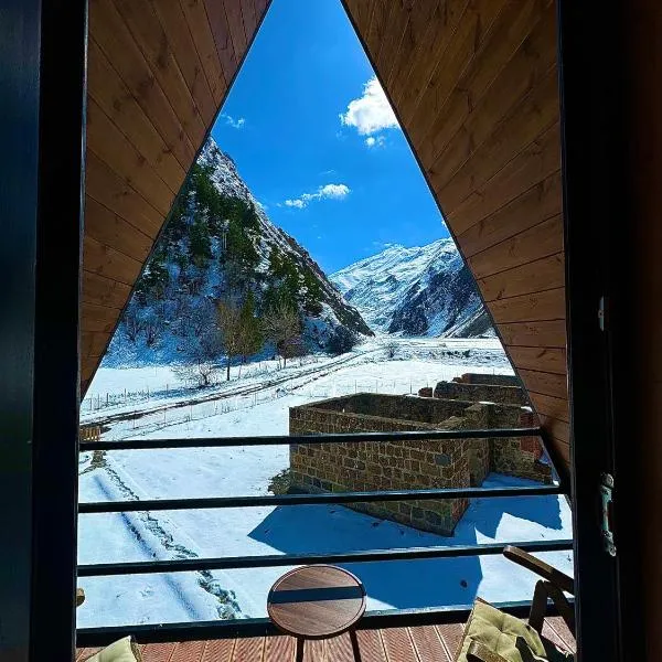 Cabin By The River Kazbegi, hotel v destinaci Stepancminda