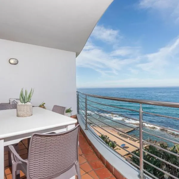 Ocean Blue at Chakas Cove, Beachfront Apartment, hotelli kohteessa Ballito