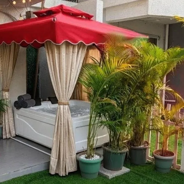 Aura Abode with private jaccuzi, hotel u gradu Karjat