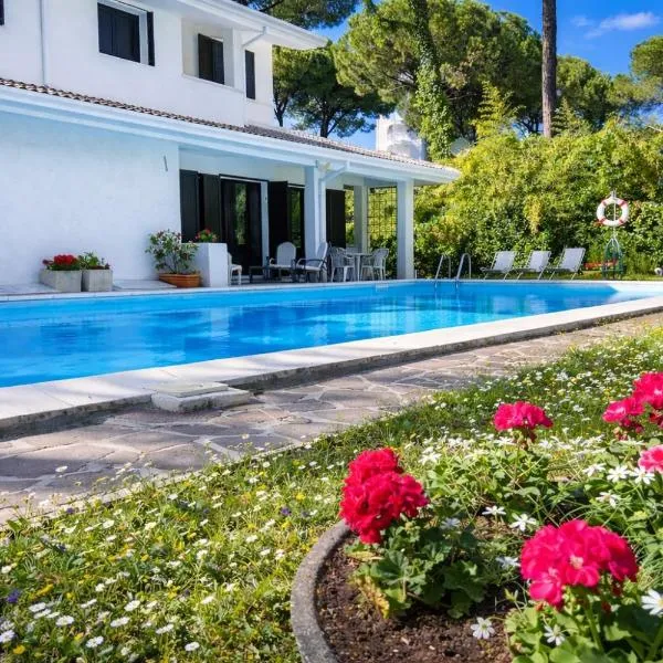 Villa sunshine with pool: Lignano Sabbiadoro'da bir otel