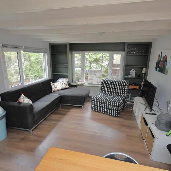 Gezellig chalet met openbaar zwembad op de Veluwe!, хотел в Хундерло