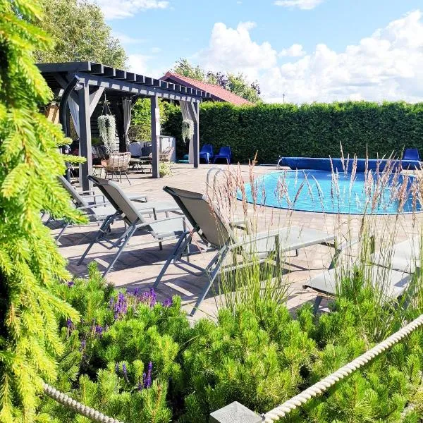 Tulipanowy Gościniec – hotel w mieście Jantar