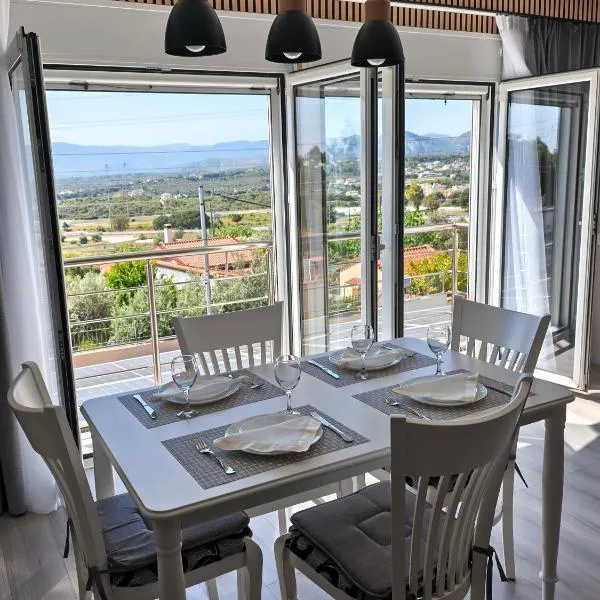 Sunny Home Loutraki is a modern studio with views of the bay and mountains with private parking, hotel en Loutraki