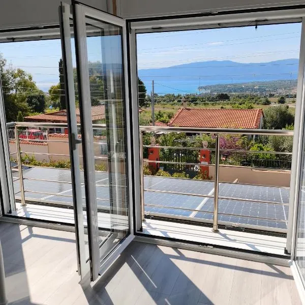 Sunny House Loutraki is a modern loft studio with views of the bay and mountains on the top floor with a separate entrance and private parking, Hotel in Isthmia