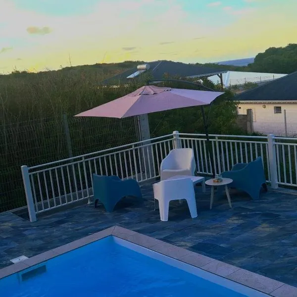 Maison 3 chambres avec piscine, vue sur mer, hotel em Le Moule