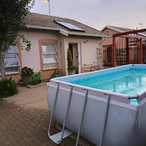 Similar COTTAGE Guesthouse, hótel í Bloemfontein