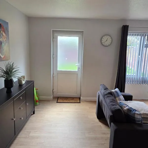 Langcliffe near warwick hospital, free parking, fast wifi, sleeps 5, Hotel in Warwick