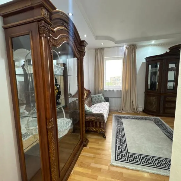 spacious apartment, hotel di Almaty