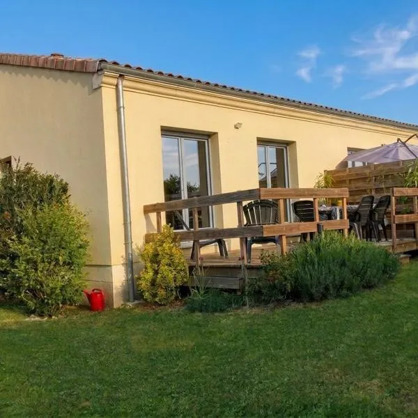 Gite 3 étoiles avec jardin et parking proche Libourne Saint Emilion et Bordeaux Le Ptit Coin de Soleil 1 a 6 personnes, Hotel in Saint-Ciers-dʼAbzac
