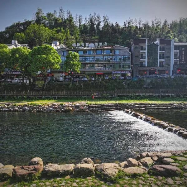 Zhangjiajie Riverside Hotel -Near Forest Park EastGate about 10 Min Walk - English Butler, Free Luggage Storage, Tour Plan -reserve tickets for various scenic spots-Self-Service Laundry, hotel a Zhangjiajie