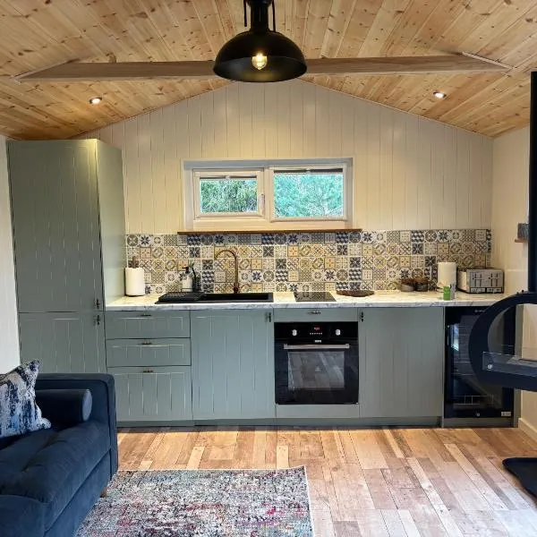 Cabin in Aviemore, dog friendly with a fire, מלון באבימור
