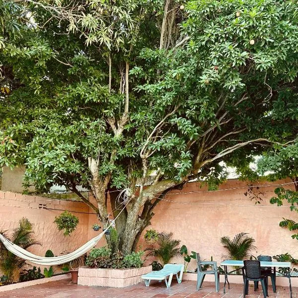 Hermosa casa ideal para grupos y familias con patio amplio cerca al Malecón, hotel in Barranquilla