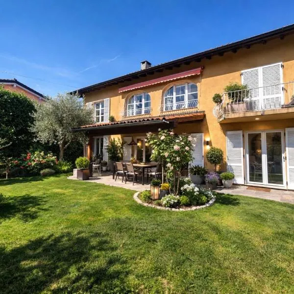 GOLDEN HILL - Elegant bright and spacious rooms with garden and shared kitchen a short walk from the supermarket, hotelli kohteessa Collina d'Oro