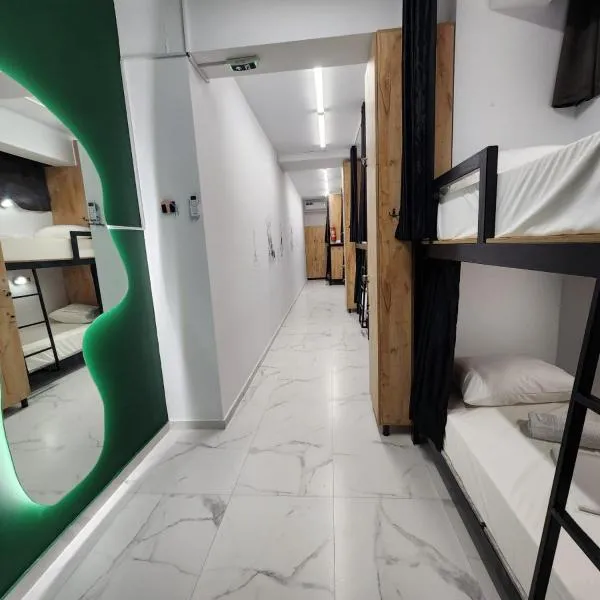 The HANGOUT Hostel, hotel i Sarandë