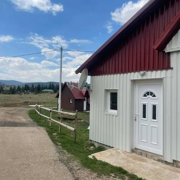 Petrovica โรงแรมในAluga