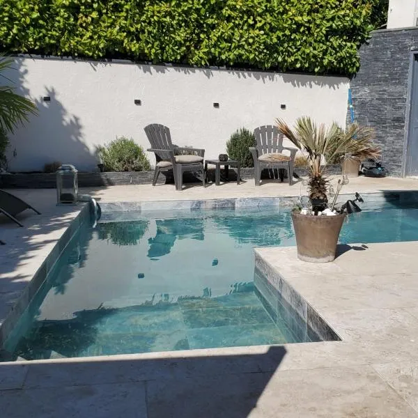 Annecy poisy Studio a 9 minutes du lac Annecy avec piscine privée, hótel í Poisy