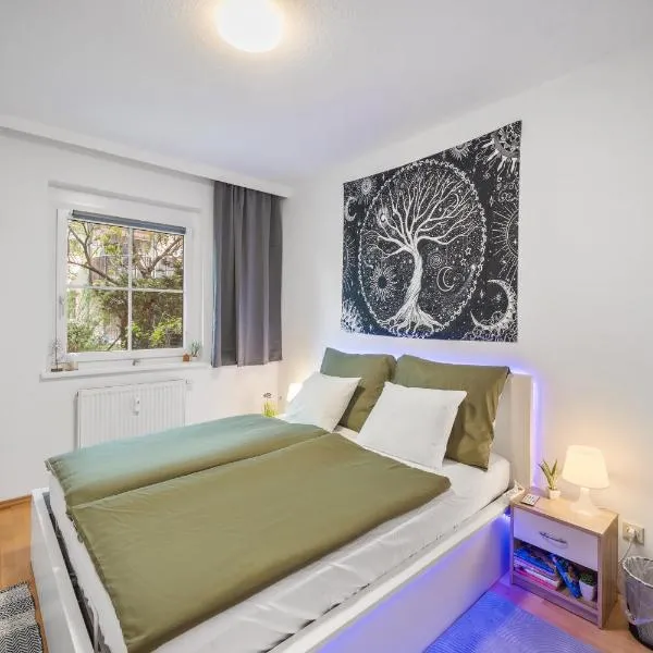 Cozy Apartment near Airport & City Center with Private Garden, hotel in Schwechat