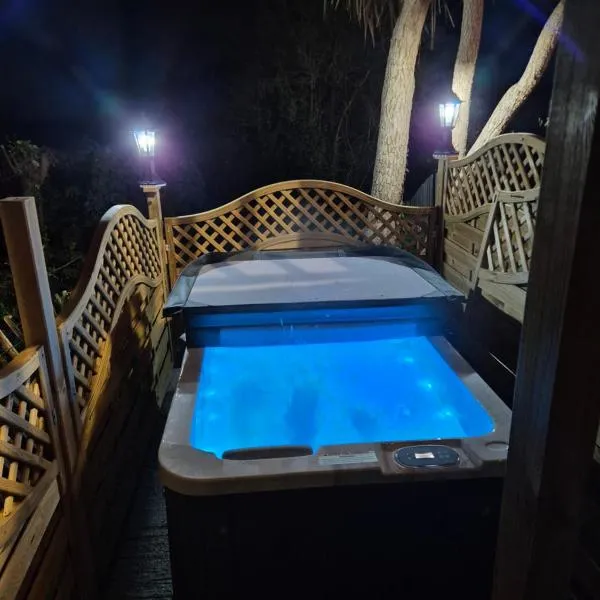 Westcliffe chalets Sea view, hotel in Niton