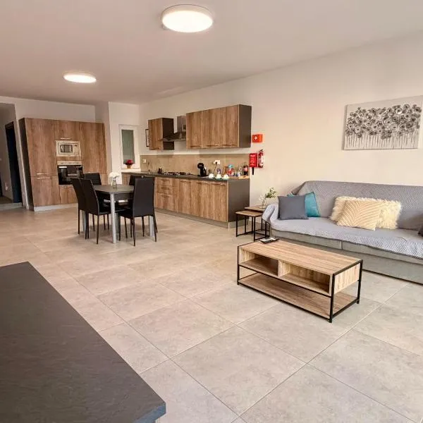 Ocean Breeze Apartment, Sleeps 6, Family-Friendly, hotel in St. Paul's Bay