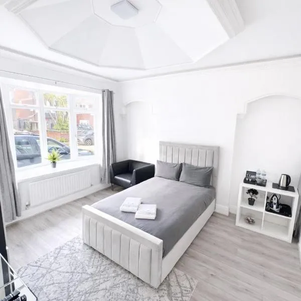 The Villas โรงแรมในRock Ferry