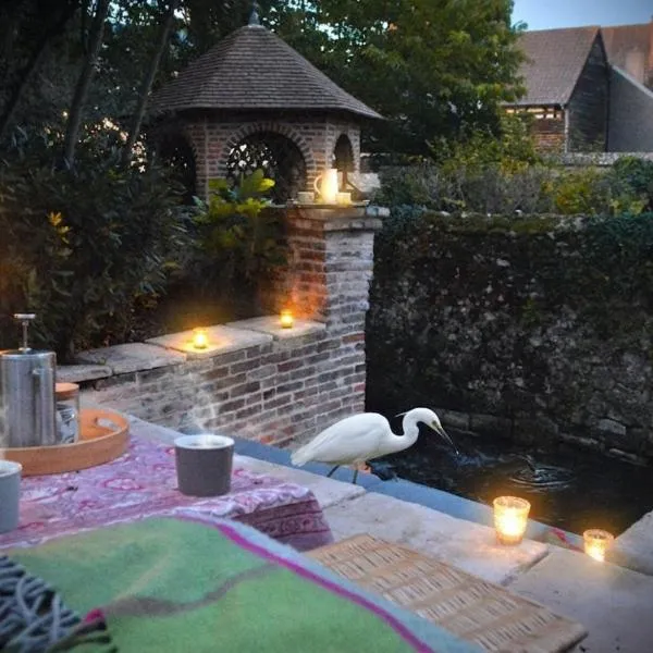 Ensemble au bord de la rivière, salle de jeu familiale, village médiéval , 2h de Paris, hotel a Aubigny-sur-Nère