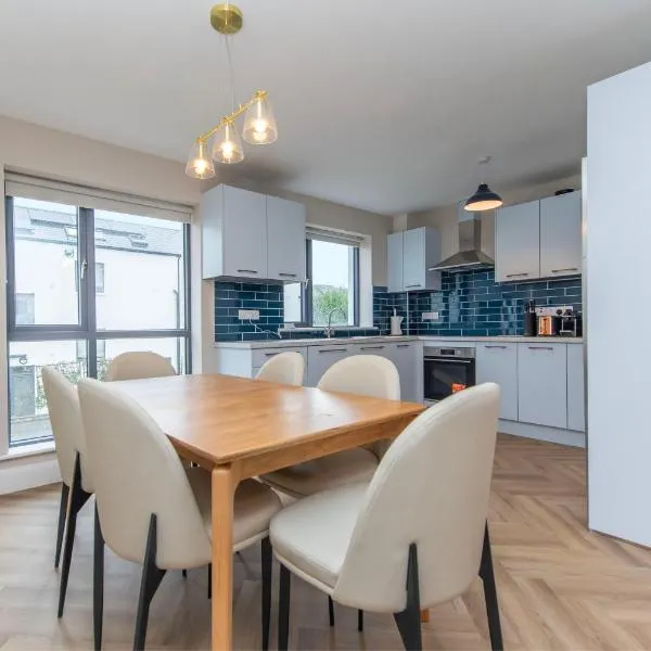 Modern 4-Bedroom Townhouse in the Heart of Barna Village โรงแรมในบาร์นา