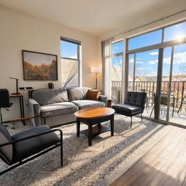 Brady St Oasis - Walkable & Quiet Neighborhood + Private Balcony - Sleeps 5, hotel a Milwaukee
