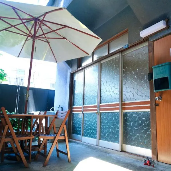 BLUE HOUSE - Traditional Home - 5min, Beach, Bus, Train, מלון בבפו