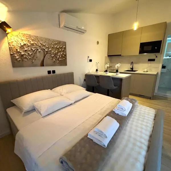 Studio apartman Roko, hotelli kohteessa Starigrad-Paklenica