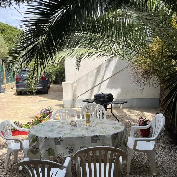 Villa la désirée, Haut de la villa très lumineux, entièrement rénovée, 3 pièces, climatisé, parking privé dans 120m2 de jardin, proche plage !, hotel in Antibes