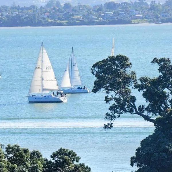 Beach and View 2Bdrm apt 75mtrs to beach with sunsets to die for, hotel in Auckland