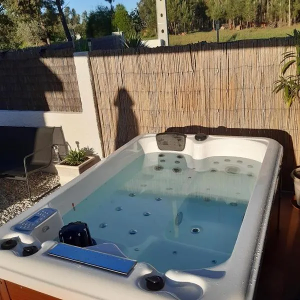Luxury Romantic Retreat with Hot Tub & Pool, hotel in Tábua
