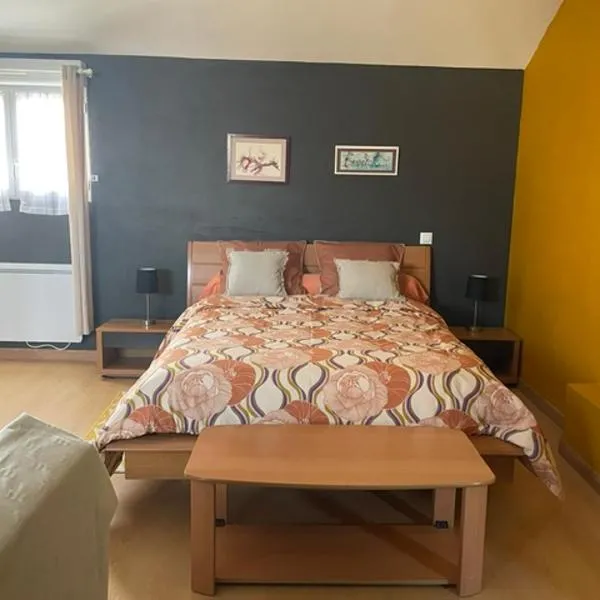 La Suite Dorée à Amaryllis, hotel em La Guierche