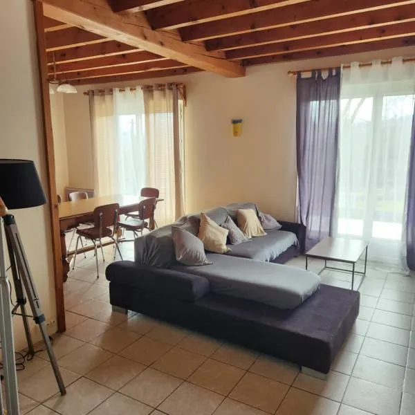 Maison familiale au pied des Pyrénées, hotel a Pinas