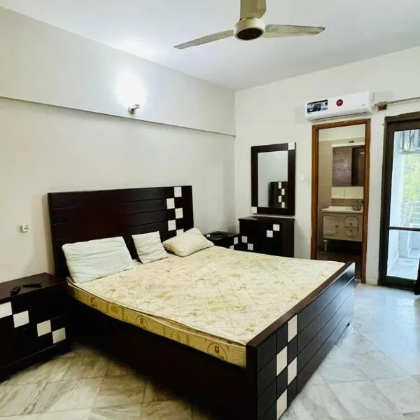 Cozy and Private 2BHK Apartment Islamabad - Netflix-AC-Kitchen-Free Parking, hotel di Rawalpindi