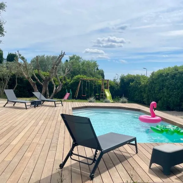 SERENITY Gite dans propriété avec jardin, terrasse, wifi, piscine et parking entre Béziers et Pezenas、Servianのホテル