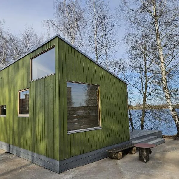 Piestātne Riverside Cabin with Sauna, Hot Tub & Private Pier, hotel em Katlakalns