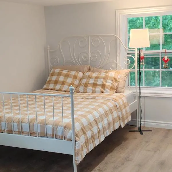 Bright Ensuite Room with 2 Queen Beds-3A, hótel í Halifax
