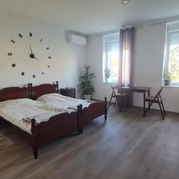 Angry Rooster studio, hotell i Ugrinovci