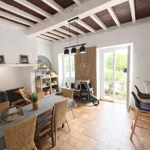 Superbe maison de ville 4 étoiles rénovée 4 chambres extérieur tout à pied, hotel a Monein