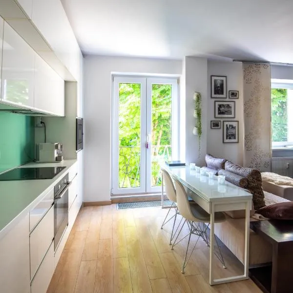 Central modern & sunny 2BR apartment - Nivy Bus Station 2min - Fast Wifi - Balcony with view, hotel em Nivy